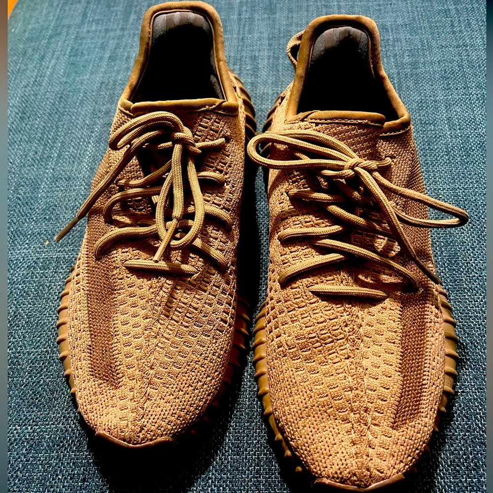 Unisex Used YEEZY Boost 350 V2. Size 6/1 Men. 8 women.